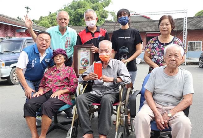 住在彰化县员林市三和里86岁的江良忍爷爷，与81岁的江赖雪奶奶，2人从1963年结婚至今，明年将迈入60年，也就是即将迈入「钻石婚」。(公所提供／吴建辉彰化传真)