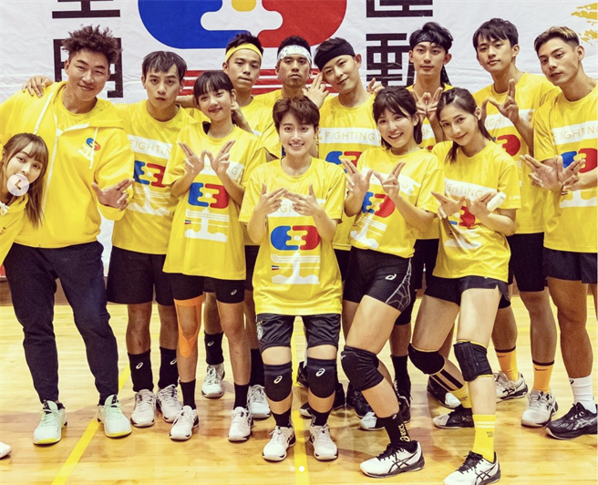 林玉书（左4）稍早发文道歉。（摘自IG）