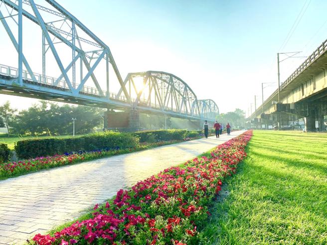 大树旧铁桥湿地公园，是许多民眾喜欢去的休憩景点(高雄市水利局提供) 