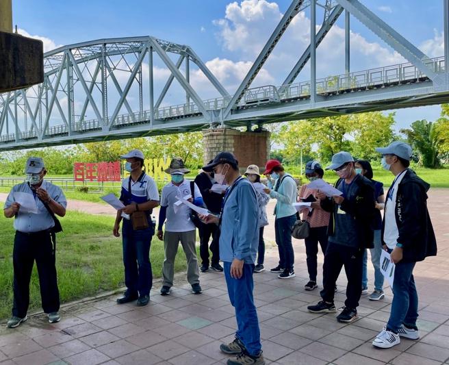 高雄市水利局与旧铁桥协会、高雄市野鸟学会及在地专业团体讨论整治事项(高雄市水利局提供) 
