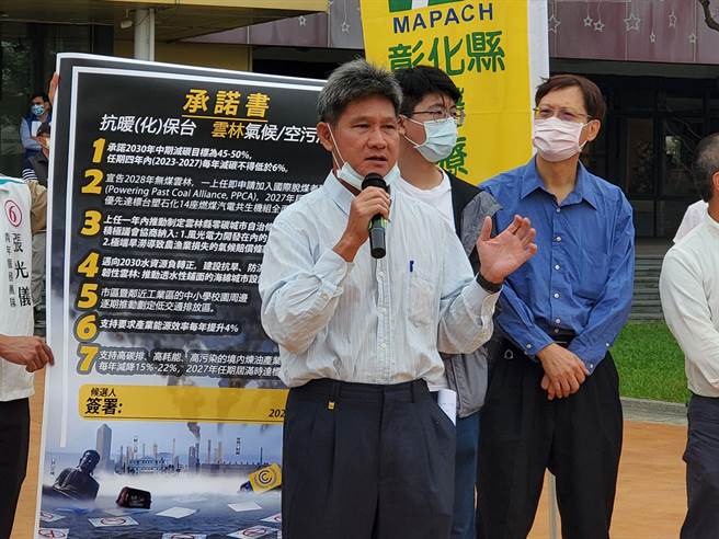无党籍云林县长候选人牙医师林佳瑜首次公开露面，出席环团邀约签署七项空污治理政策，他表示「签是没有问题，问题是做不到」。（周丽兰摄）