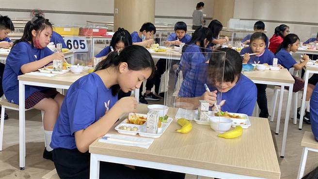 基隆市政府宣布，这个学期到明年1月底前，基隆市中小学每月都有1次石斑鱼加菜的机会。（张志康摄）