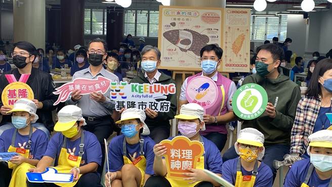 基隆市政府宣布，这个学期到明年1月底前，基隆市中小学每月都有1次石斑鱼加菜的机会。（张志康摄）