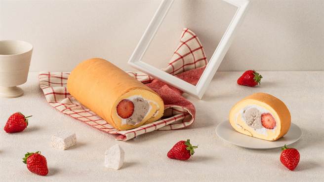 食芋堂季节限定的「草莓芋子烧」以爆量牛奶芋泥卷入整排新鲜草莓，业者提醒分切时请小心爆浆，一条450元、两条800元。（食芋堂提供）