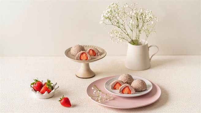 「草莓芋泥球」以单纯、原味、满满一球的香浓芋泥包裹进一整颗草莓，轻巧好入口，每盒3入100元。（食芋堂提供）