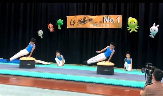 宜蘭縣公正國小體操隊在10月舉辦的「111年全國競技體操錦標賽」中表現優異，勇奪「國小組低年級團體冠軍」、「國小組高年級團體冠軍」。（公正國小提供／吳佩蓉宜蘭傳真）