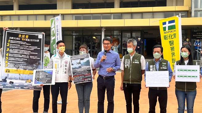 环团空污减碳擂台，民进党云林县长候选人刘建国（右四）加码提出减碳白皮书。（刘建国竞选总部提供／张朝欣云林传真）