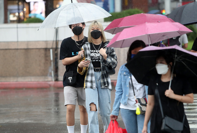 對流雲系發展旺盛，氣象局發布宜蘭大豪雨，基隆、新北大雨特報。(資料照)