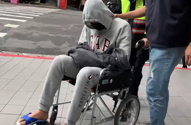 行政院前竞速追撞酿1死，嚣张男中2枪狼狈出院，移送检方不发一语。(警方提供)