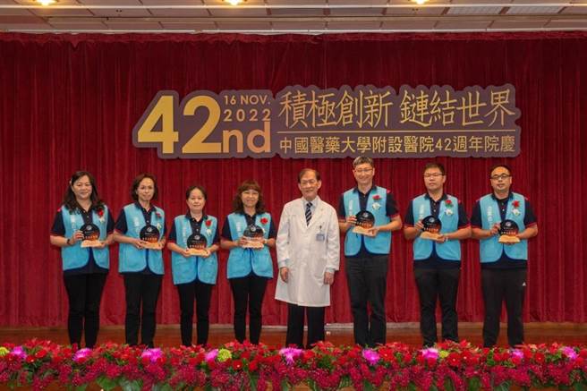 中国附医院长周德阳(左五)颁发42届企业志工楷模奖。（中国附医提供／冯惠宜台中传真）