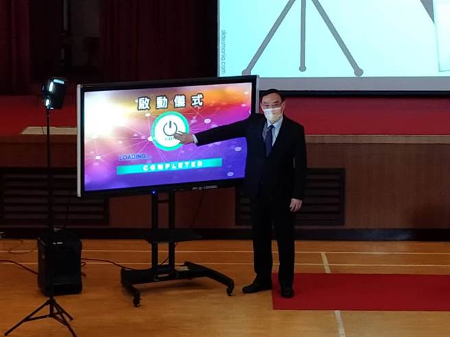 法务部长蔡清祥启动Podcast频道「人权搜查客第2季」新节目。（陈志贤摄）