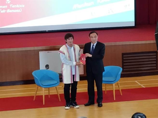 法务部长蔡清祥致赠王宏恩（左）纪念品。（陈志贤摄）