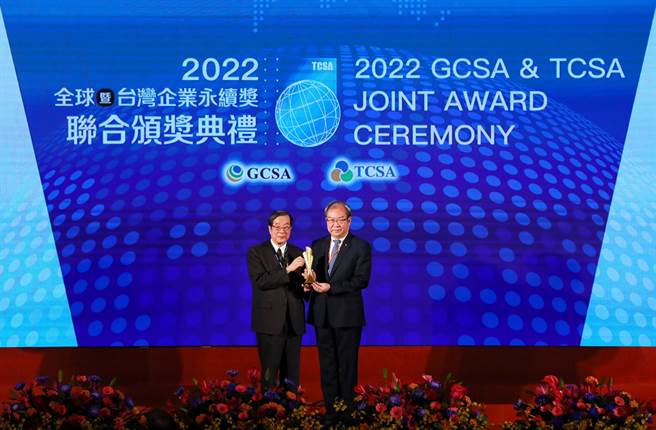 华航连续9年获企业永续奖肯定，今由考试院院长黄荣村（左）颁奖予华航总经理高星潢（右）。（中华航空提供／陈佑诚传真）