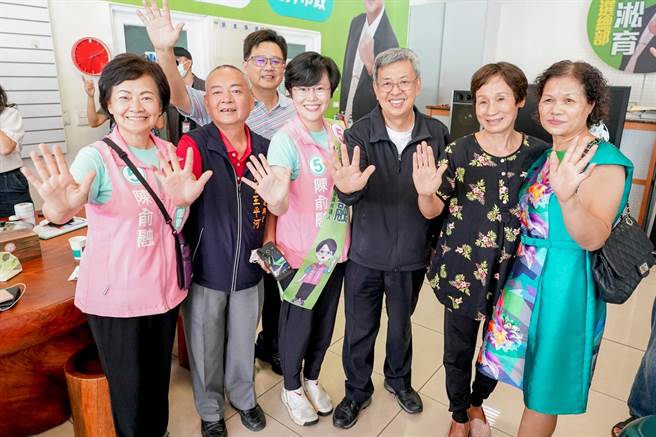 前副总统陈建仁今（16日）下午前往民进党台中市北区市议员候选人陈俞融竞选总部，为她加油打气。（陈俞融提供／冯惠宜台中传真）