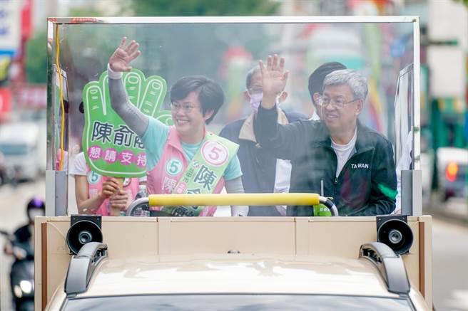 前副总统陈建仁陪同陈俞融扫街拜票。（陈俞融提供／冯惠宜台中传真）