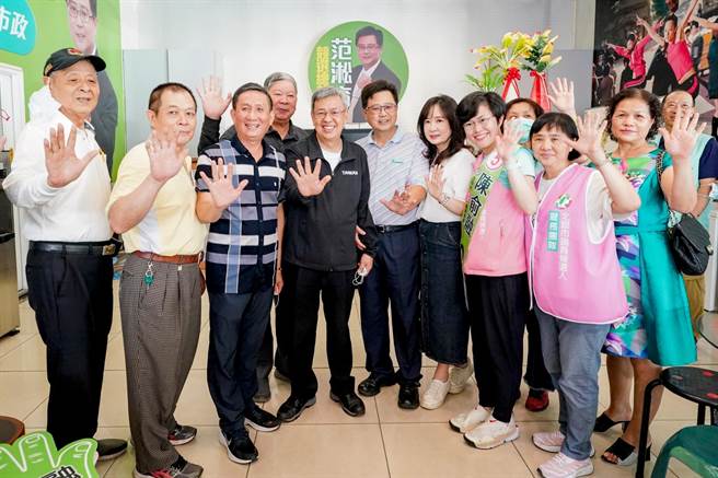 前副总统陈建仁陪同陈俞融扫街拜票，车队抵达前市议员范淞育的住所，许多支持民眾都争相和陈前副总统合影，场面相当热烈。（陈俞融提供／冯惠宜台中传真）
