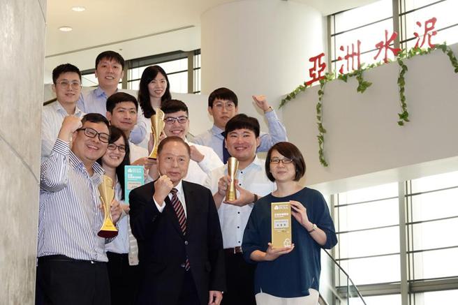 （亞泥ESG內化為企業DNA，再奪TCSA和GCSA六項永續大獎。前排中為亞泥總經理李坤炎。圖／亞泥提供）