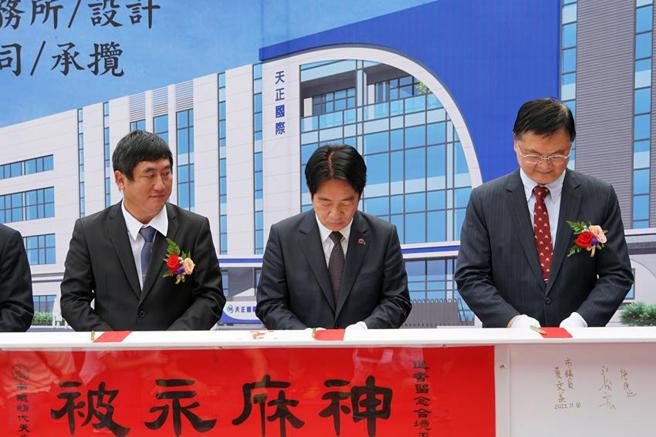 （天正国际总经理万文财(左起)、副总统赖清德、高雄副市长罗达生等人，共同为天正新厂上梁锁上金螺丝祈福。图／高雄经发局提供）