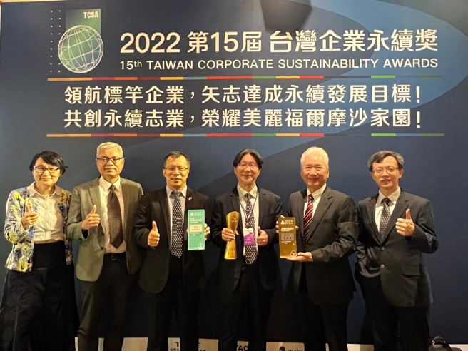 东海大学长期推动永续并荣获多项永续大奖，左起林惠真、陈鹤文、杨朝栋、张嘉修、刘正、许书铭等师长。(照片/东海大学提供)