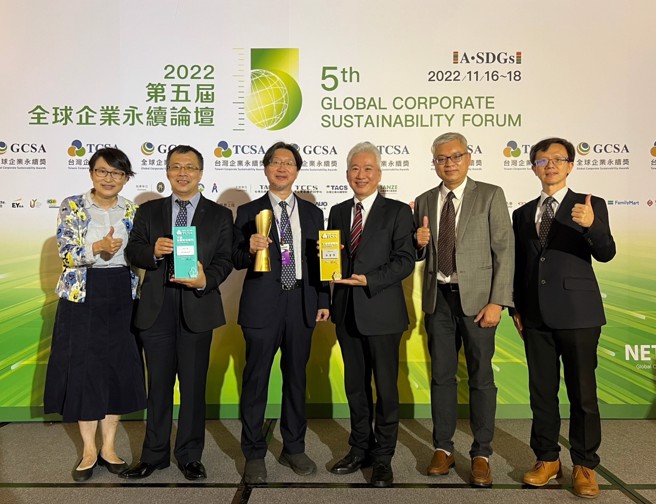 东海大学长期推动永续并荣获多项永续大奖，左起林惠真、陈鹤文、杨朝栋、张嘉修、刘正、许书铭等师长。(照片/东海大学提供)

