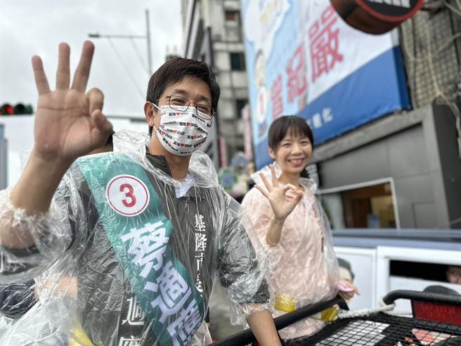 前立委洪慈庸（圖右）16日上午，陪同民進黨基隆市長候選人蔡適應（圖左）進行車隊掃街，她呼籲民眾集中選票支持基隆改變與進步的力量。（蔡適應競總提供／張志康基隆傳真）