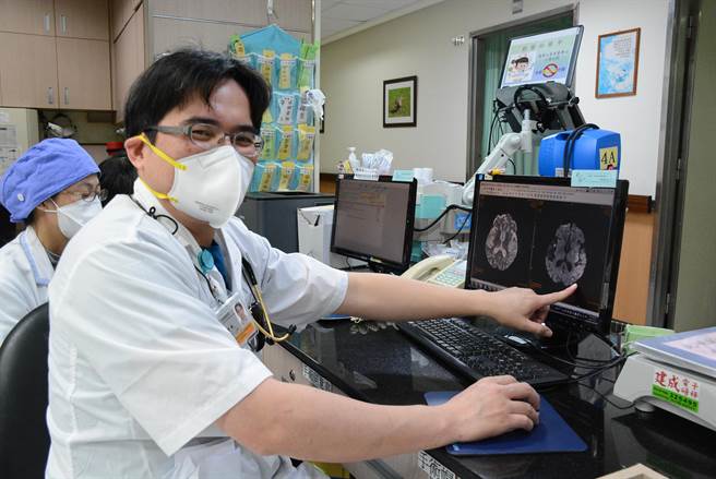 医师胡智铭说明病人脑血管梗塞位置。（台东马偕提供／蔡旻妤台东传真）