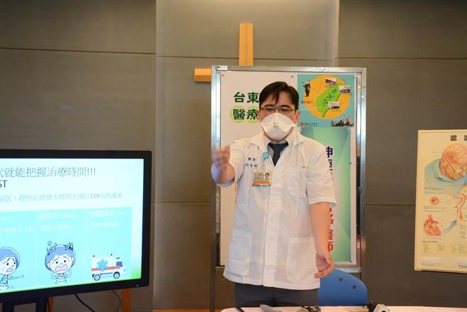 医师胡智铭说明，简易测试中风症状为「微笑、举手、说你好」。（台东马偕提供／蔡旻妤台东传真）