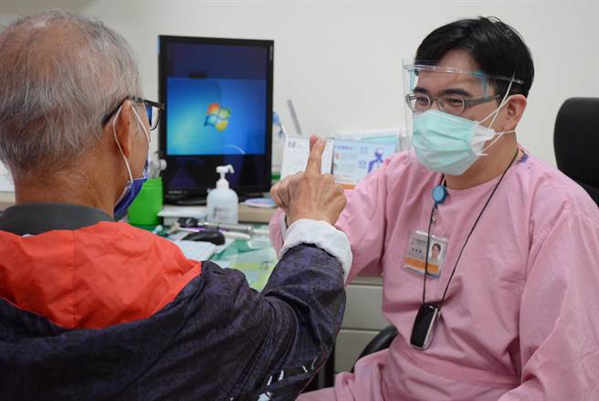 医师胡智铭测试病人神经肌肉的稳定性。（台东马偕提供／蔡旻妤台东传真）