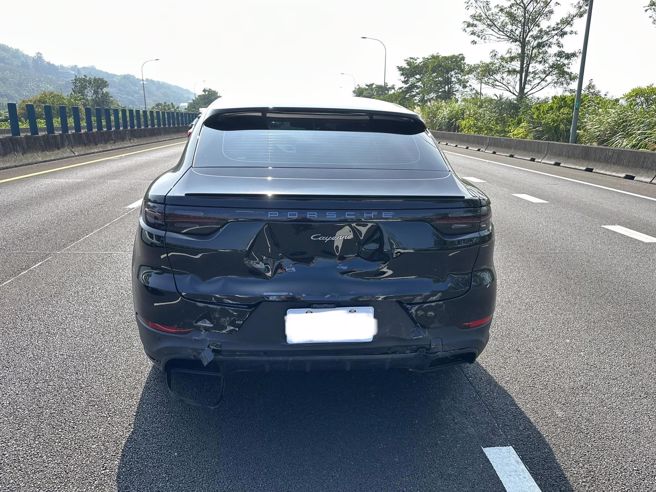 他嘆「轻轻追撞保时捷」要赔90万元，林智群：车贵讲话就是较大声。(翻摄爆废公社公开版)