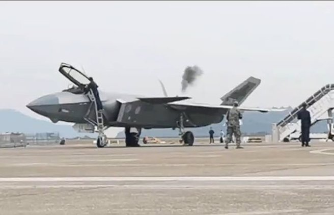 印度媒体在参观航展时看到一架歼-20启动发动机时从后端冒出一股黑烟，以「中国巨龙生病了吗？」为题，分析歼-20性能被过度夸大，以及中国制造业技术不佳等问题。（图／网路影片截图）