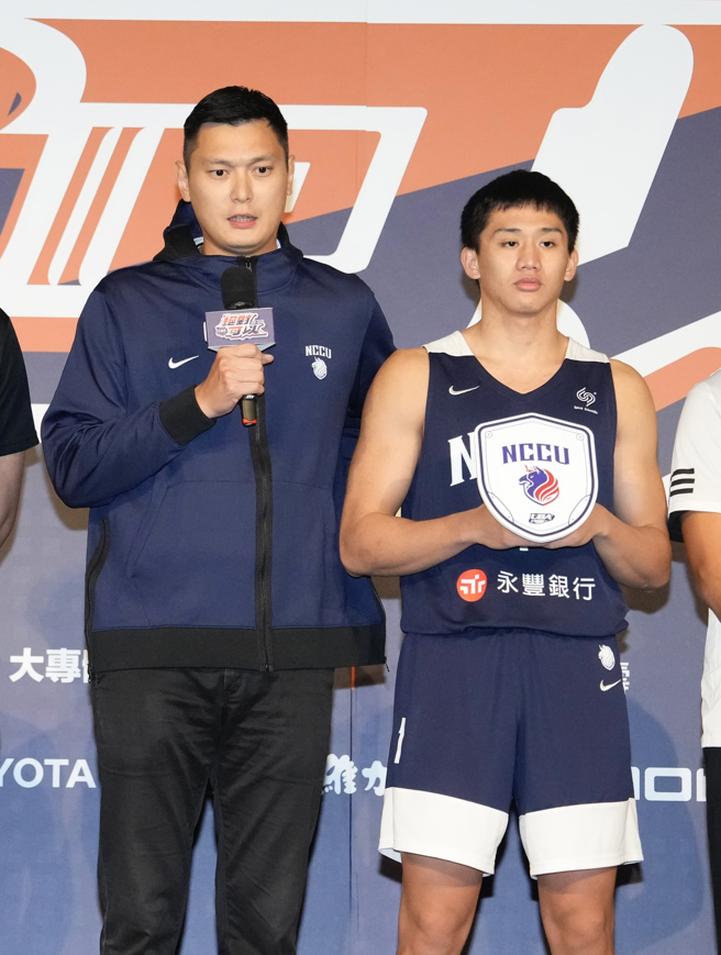 UBA公開男一級衛冕軍政治大學面對各隊來勢洶洶挑戰，總教練陳子威（左）及升上大四的林彥廷自信喊出創造歷史「絕對可以」。（大專體總提供）