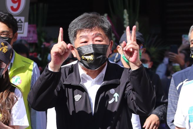 民進黨台北市長候選人陳時中15日出席艋舺青山宮遶境慶典活動，雙手比出「12」手勢爭取支持。（黃世麒攝）