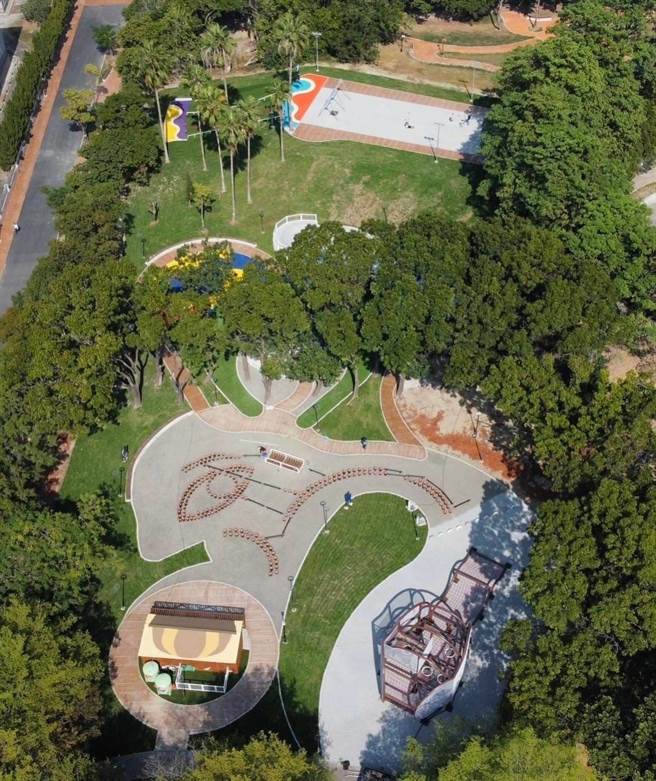 斗六公所又于膨鼠森林公园、县议会旁边的空地打造全新的「金瓜鼠乐园」，设置富挑战性的游具设施，空拍俯瞰如一只松鼠外型。（图／斗六市公所提供）