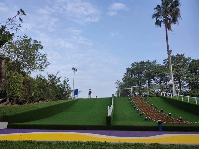 金瓜鼠乐园的滑草绿坡。（周丽兰摄）