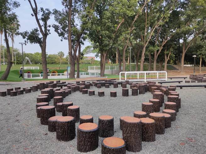 金瓜鼠乐园的踏桩。（周丽兰摄）