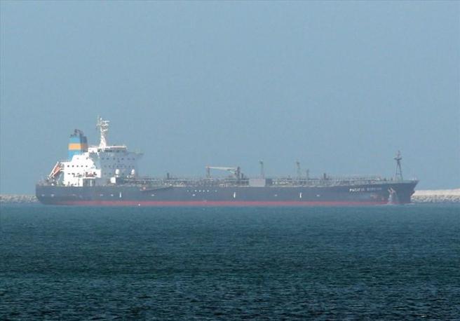  东太平洋航运公司的油轮「太平洋锆石号」，在阿曼外海遭无人机攻击  。(图/美联社)