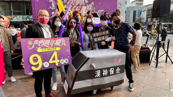 全台百货周年庆压轴登场的汉神百货，将于11月24日至12月25日展开，目标为29.5亿元大关。更祭出消费满2000元，可抽市价161万元的Audi名车。（柯宗纬摄）