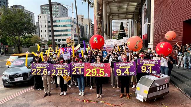 全台百货周年庆压轴登场的汉神百货，将于11月24日至12月25日展开，目标为29.5亿元大关。更祭出消费满2000元，可抽市价161万元的Audi名车。（柯宗纬摄）