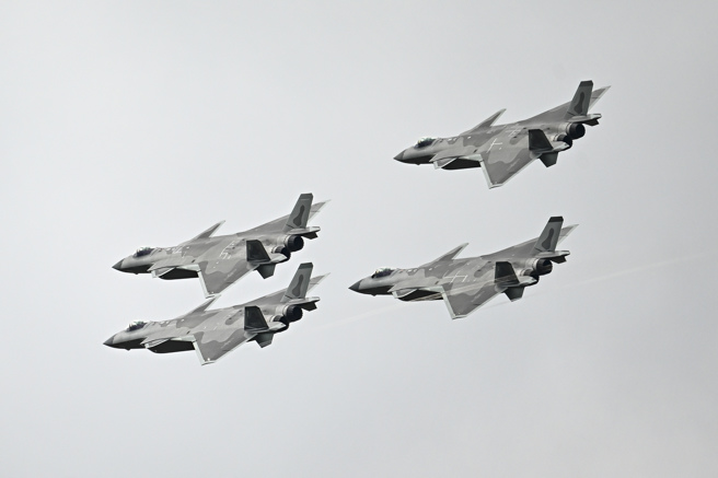 中共歼-20在今年的航展中首次展示4机编队飞行，有分析人士从机身的编号规则推测出目前歼-20已服役的数量超过200架。（图／新华社）