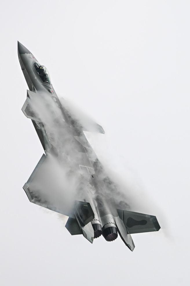 中共歼-20最受关注的还是发动机问题，这次航展上已宣布歼-20已全数换装国产发动机，但何时能升级为失量发动机，广受国防军事界的关注。（图／新华社）