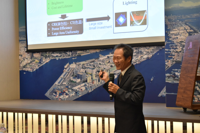 電子系老師蘇水祥在論壇中分享「有機發光二極體(OLED)應用趨勢」，展現義守大學在科技創新的能量擁有堅強的實力。(照片/義守大學提供)
