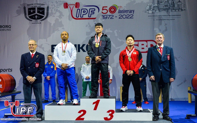 谢宗庭在2022年世界男子健力锦标赛男子66公斤级中，一路过关斩将，勇夺蹲举铜牌、卧举金牌、硬举银牌和总和金牌。(照片/教育部提供)