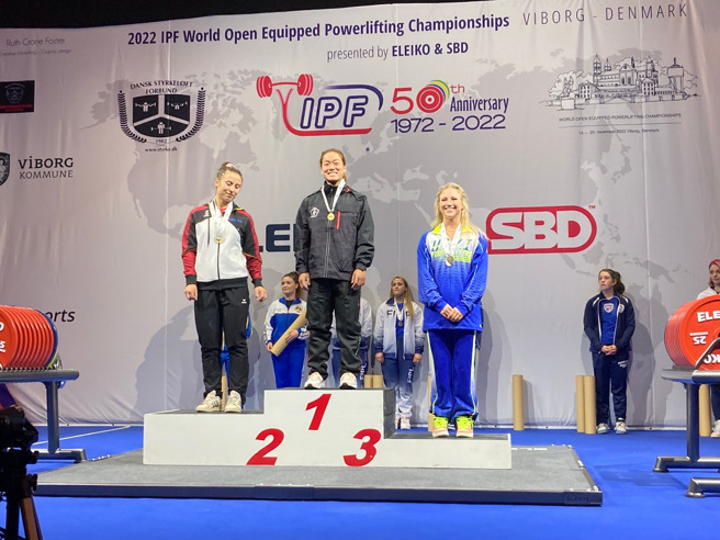 黄彦慈在2022年世界女子健力锦标赛女子57公斤级夺下卧举金牌和总和铜牌。(照片/教育部提供)