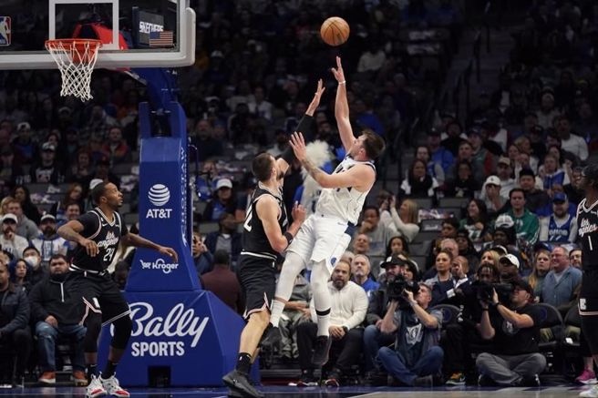 獨行俠東契奇(右)對抗快艇祖柏克。（美聯社）