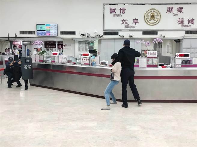 台湾银行桃园分行与桃园警察分局16日16时，在银行大厅举办「安全维护自卫编组演练」。（赖佑维摄）