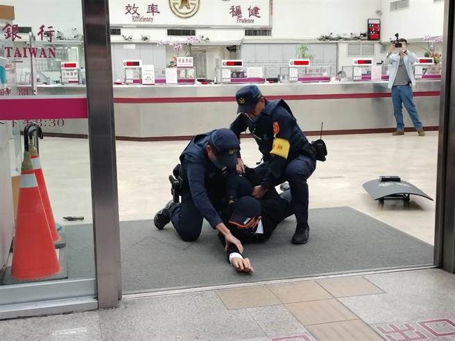 台湾银行桃园分行与桃园警察分局16日16时，在银行大厅举办「安全维护自卫编组演练」。（赖佑维摄）