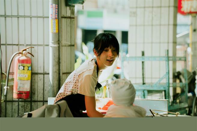 李沐饰演的年轻妈妈努力为生计打拚。（亚神音乐提供）