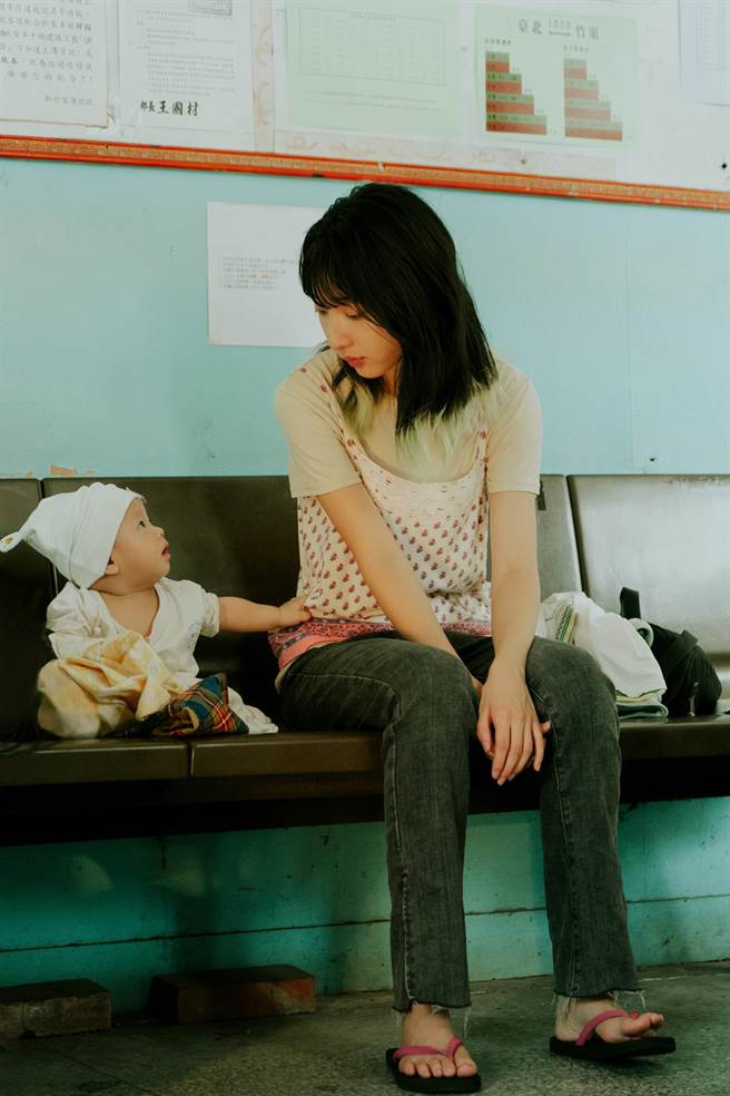 李沐与MV中的小孩对未来感到茫然。（亚神音乐提供）