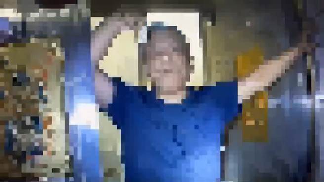 宋姓男子挡在门口不让消防人员进入查看。（警方提供）