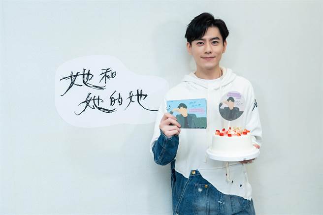 李程彬昨现身直播提前庆生。（八大提供）